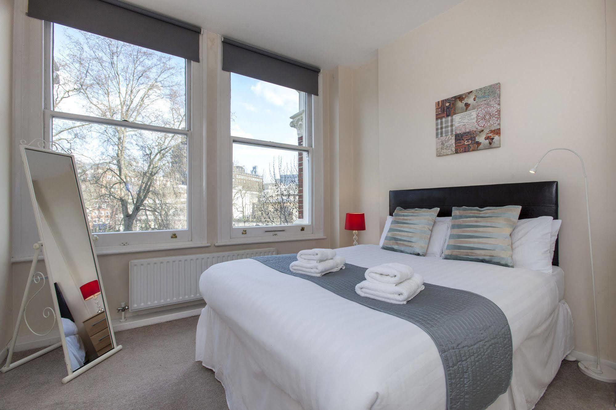 Club Living - Barbican Apartments Лондон Экстерьер фото